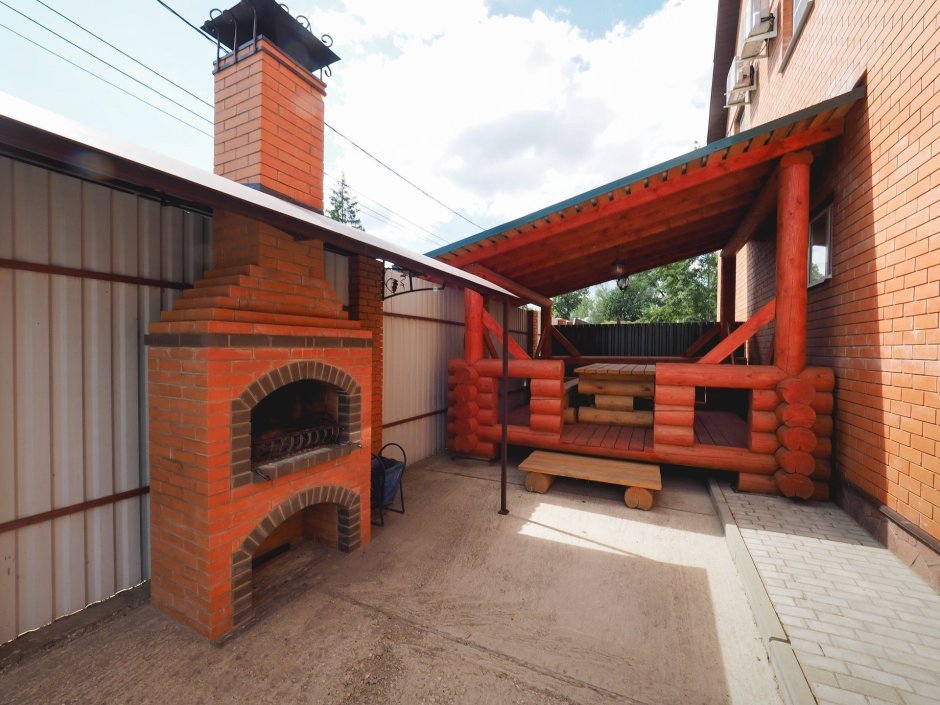 Красивый внутренний дворик из кирпича