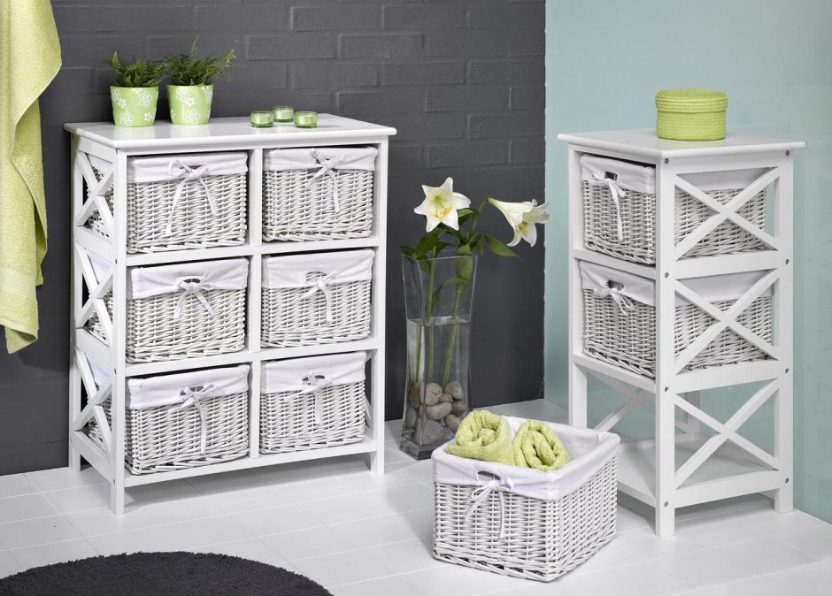 Комод с плетеными корзинами
