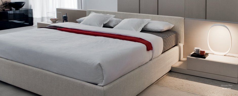 Кровать с полками в изголовье