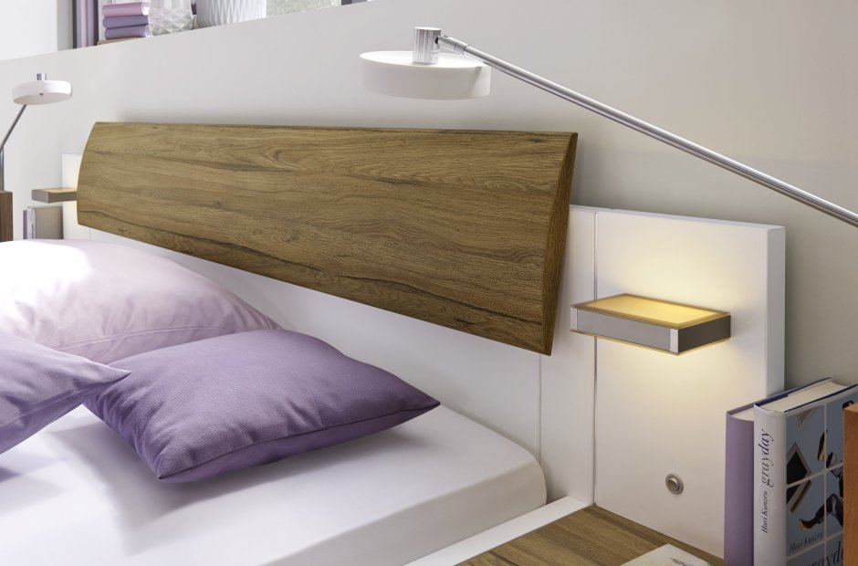 Кровать с подвесными тумбами в изголовье