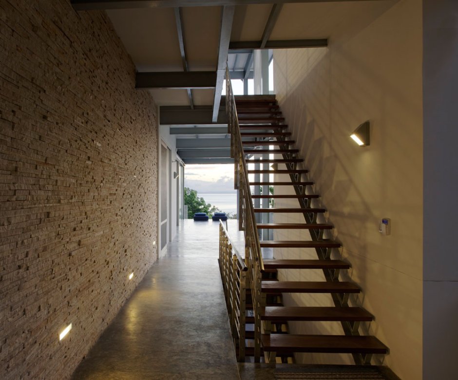 Лестница в цокольный этаж