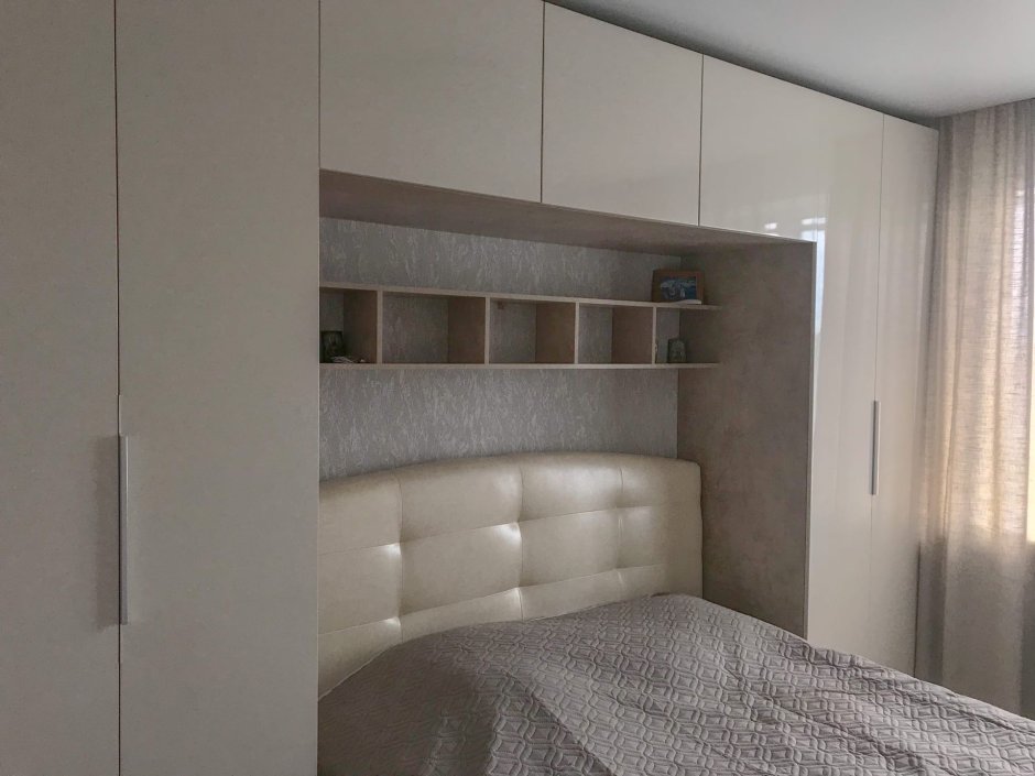 Шкаф над кроватью