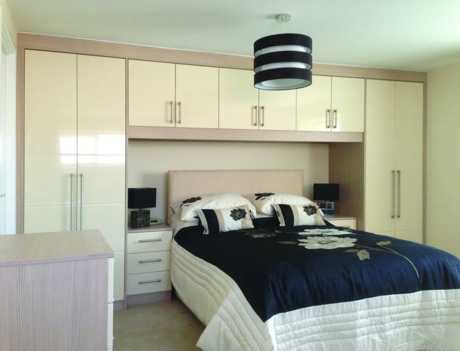 Шкаф вокруг кровати