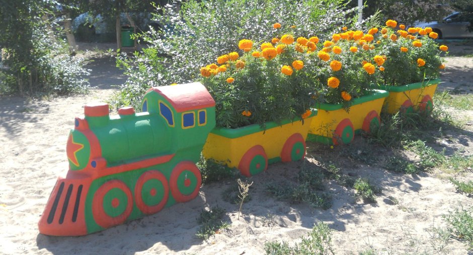 Паровоз из ящиков для цветов