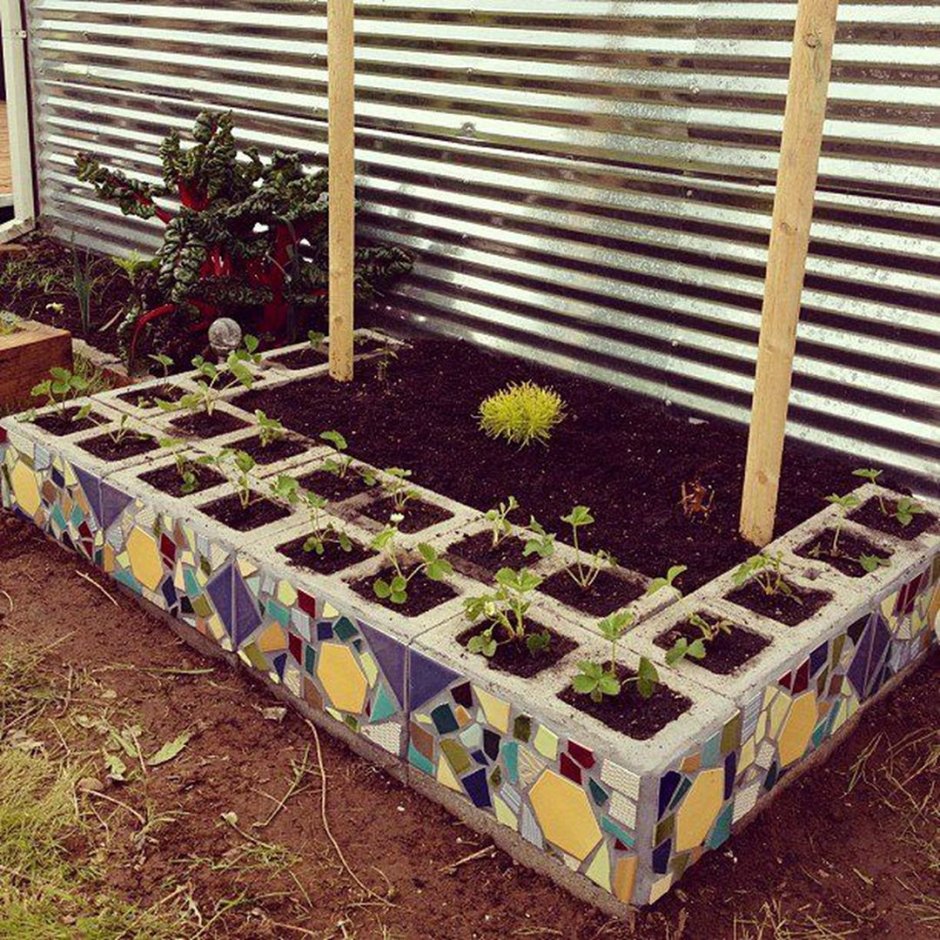 Клумбы из ящиков пластмассовых