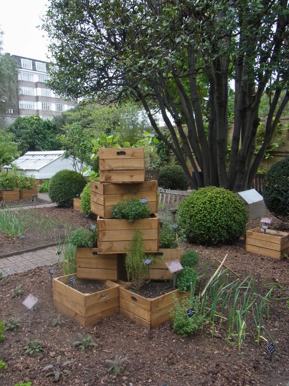 Украшения для сада из ящиков