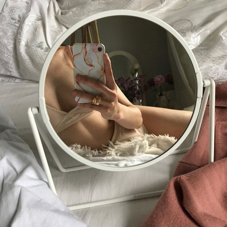 Стол с лампочками для макияжа