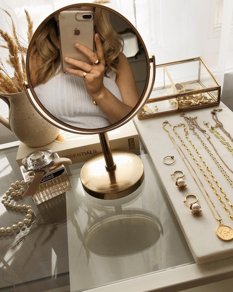 Зеркала в интерьере гостиной