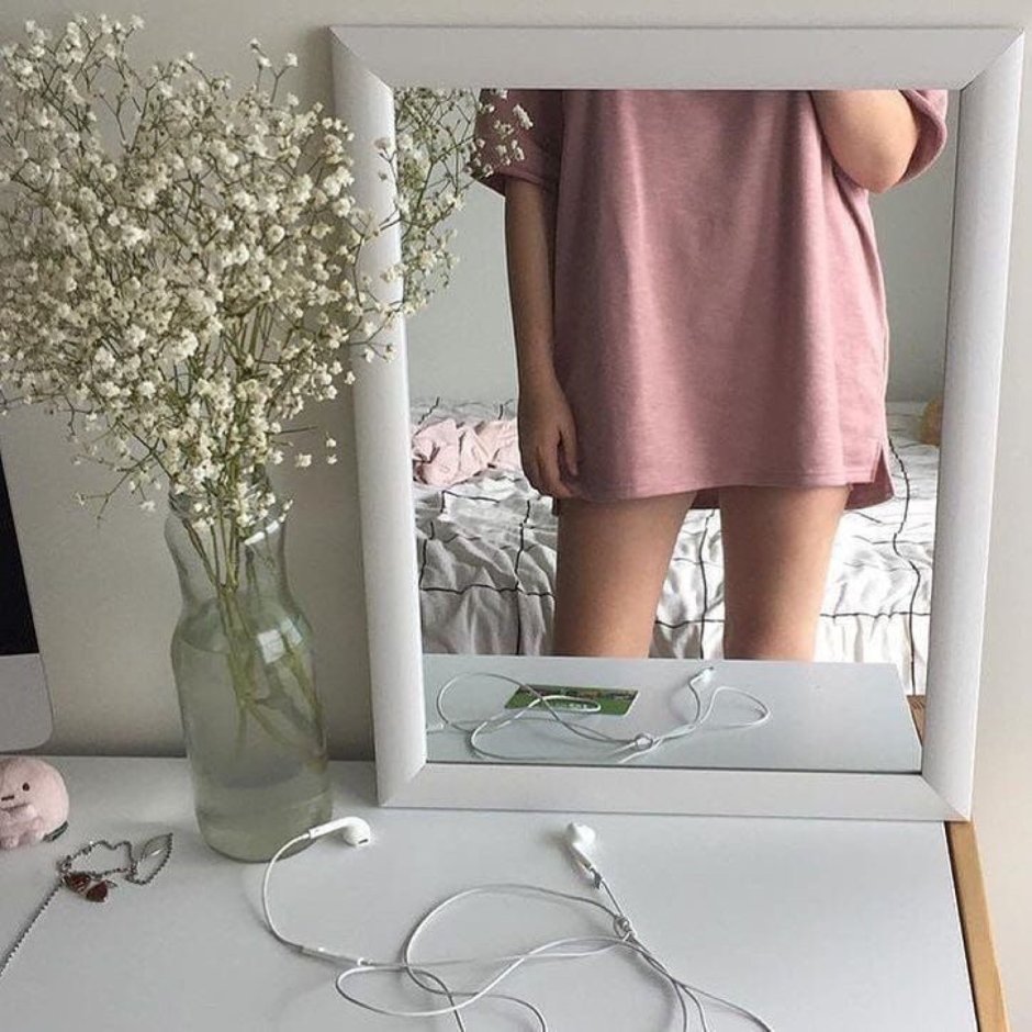 Красивая девушка в зеркале