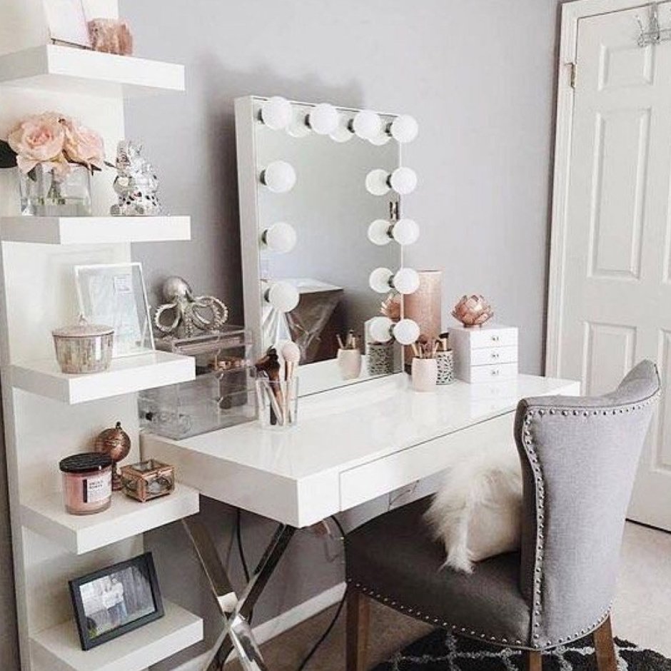 Девушка в круглом зеркале