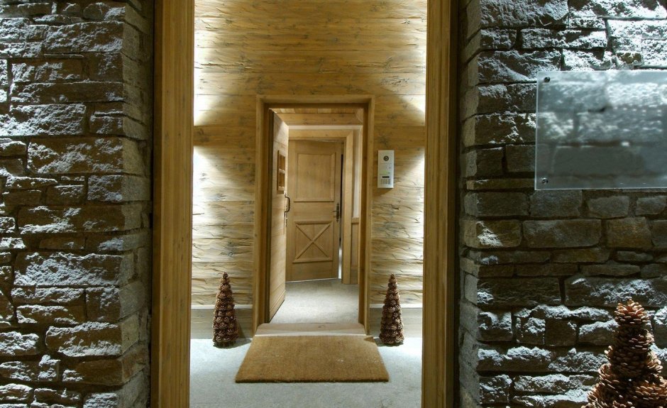 Входная дверь в стиле Шале