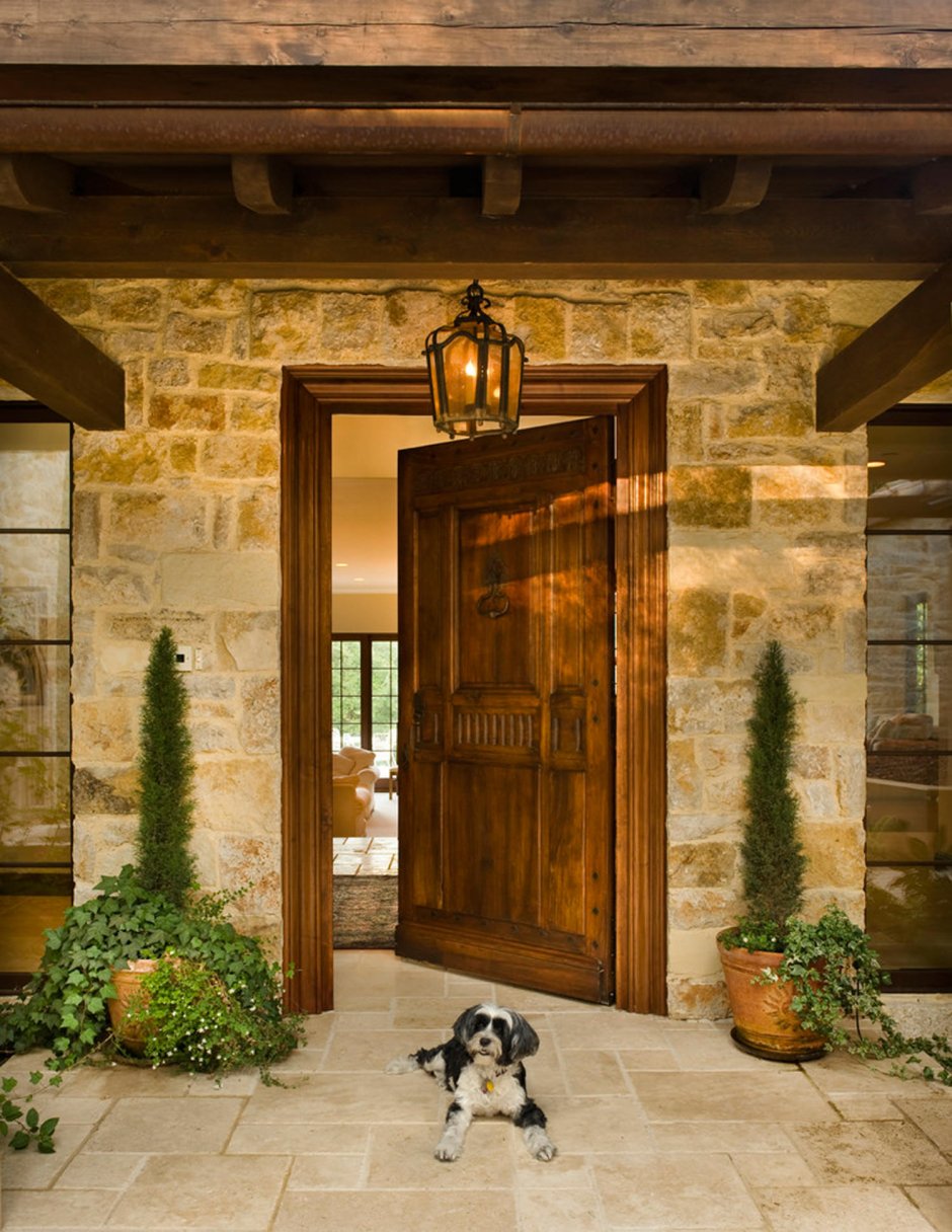 Входная дверь в средиземноморском стиле