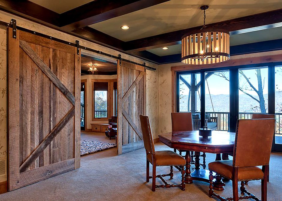 Дверь входная деревянная