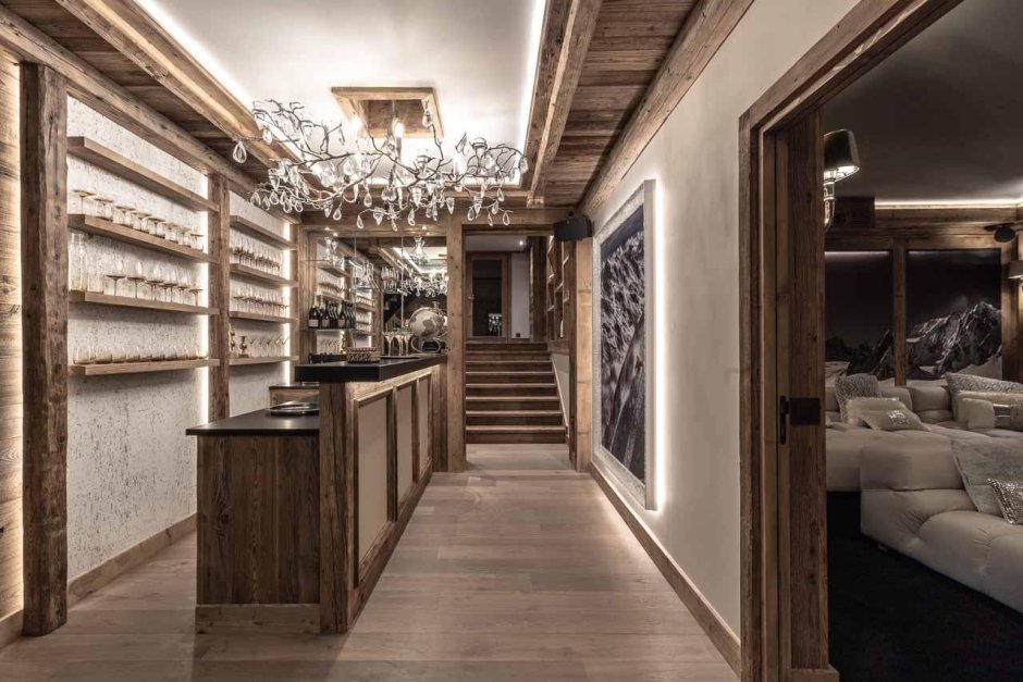 Двери в доме в стиле Шале