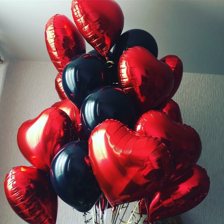 Черные шары и красное сердце
