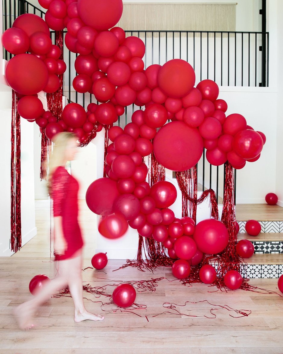 Фотозона с красными шарами