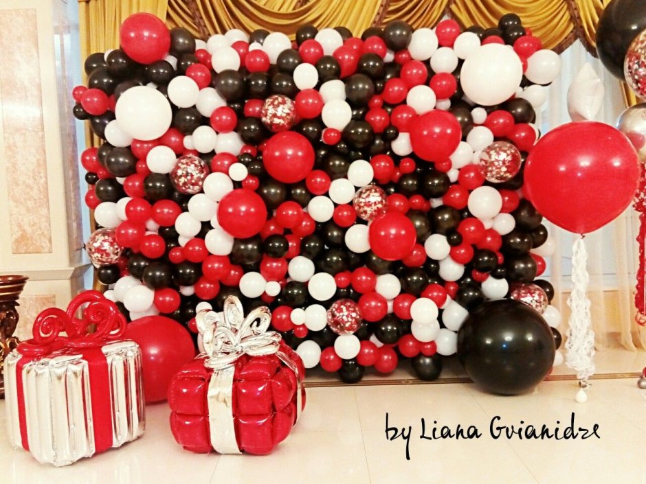 Фотозона с красными шарами