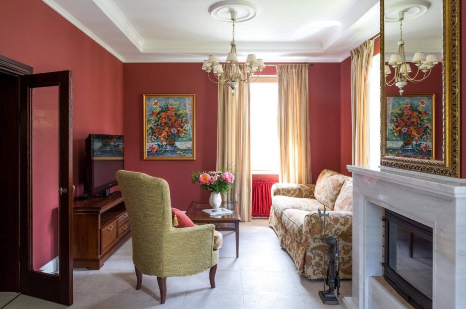 Комната с красными стенами