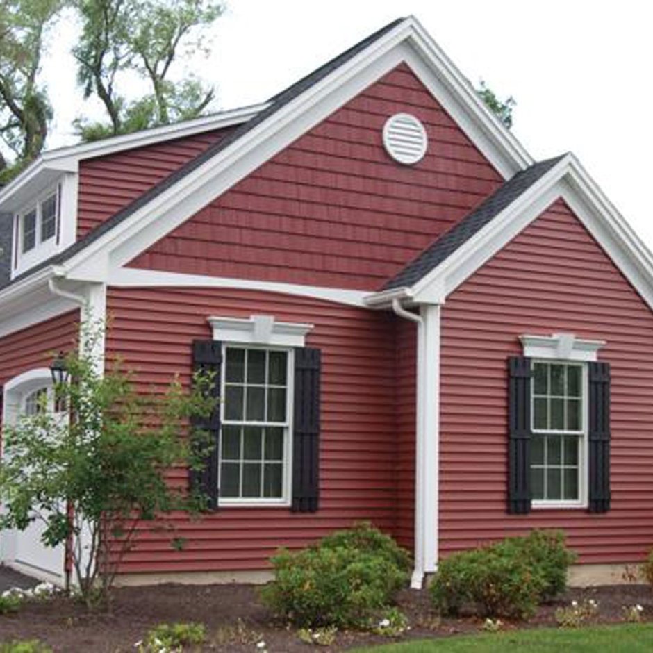 Бордовый дом с белыми окнами