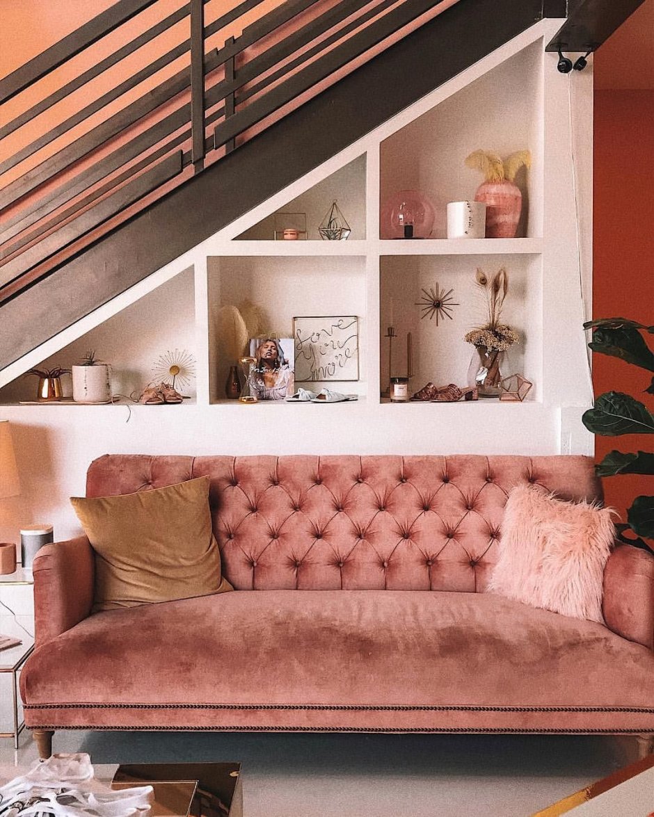 Комната в бордовом цвете