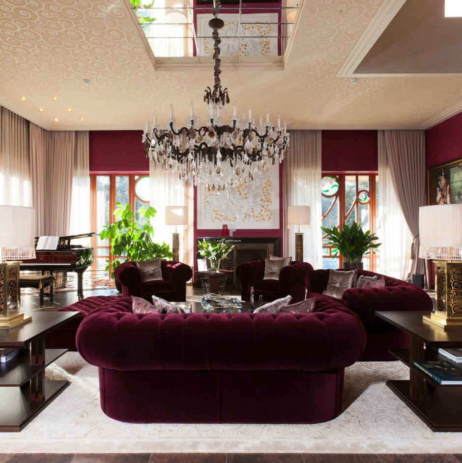 Гостиная с красными шторами