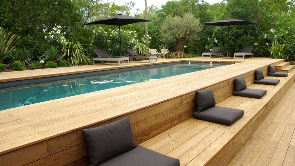 Бассейн с деревянной террасой