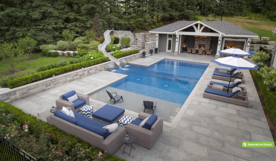 Дом с бассейном и беседкой