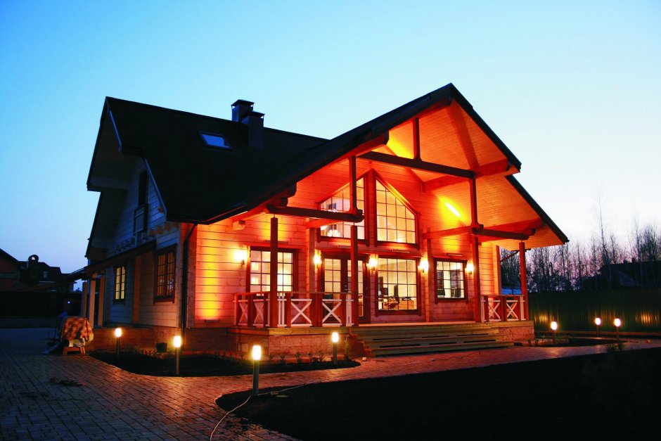 Освещение деревянного дома снаружи