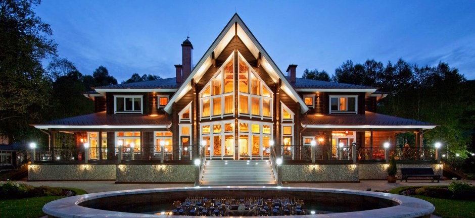 Освещение фасада деревянного дома