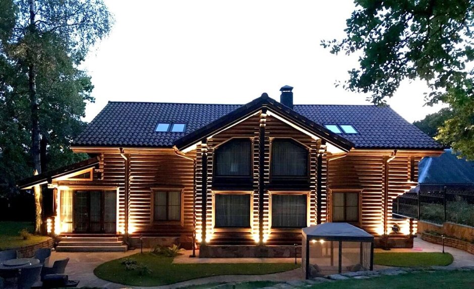 Домик в лесу с панорамными окнами