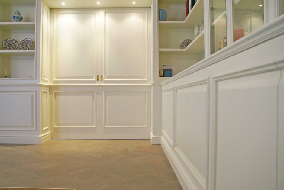 Белая стена с молдингами текстура