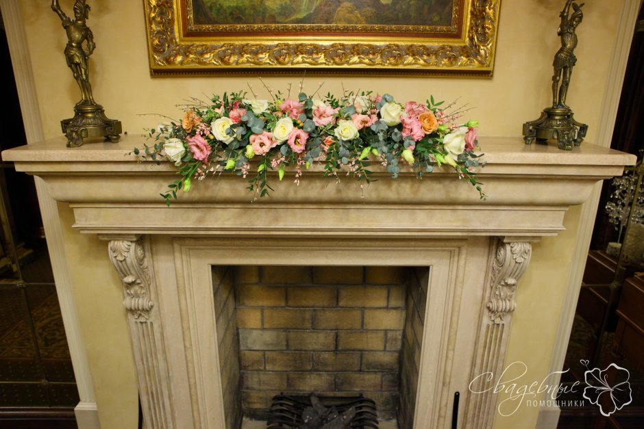 Декор камина цветами