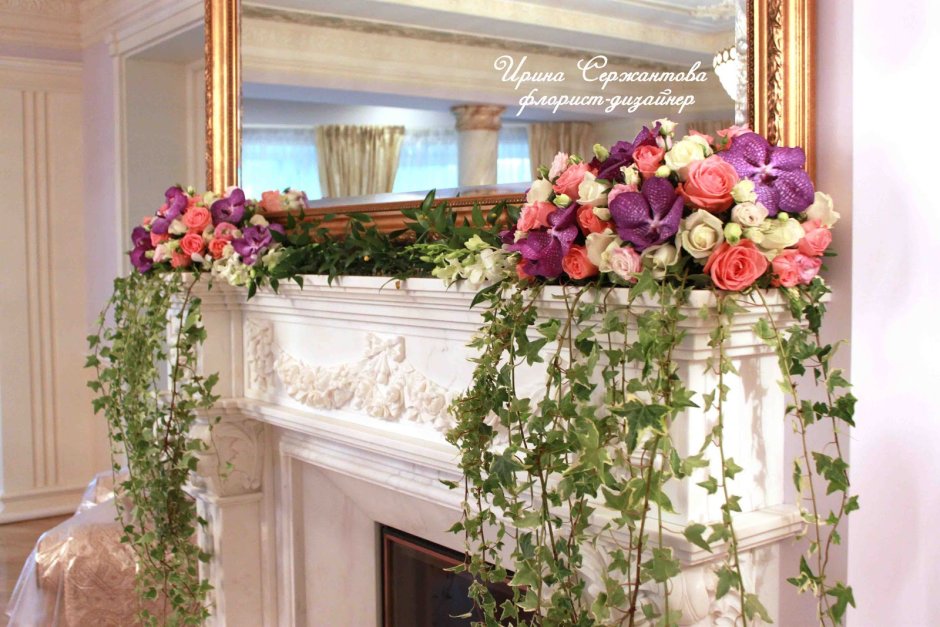 Украшение камина цветами