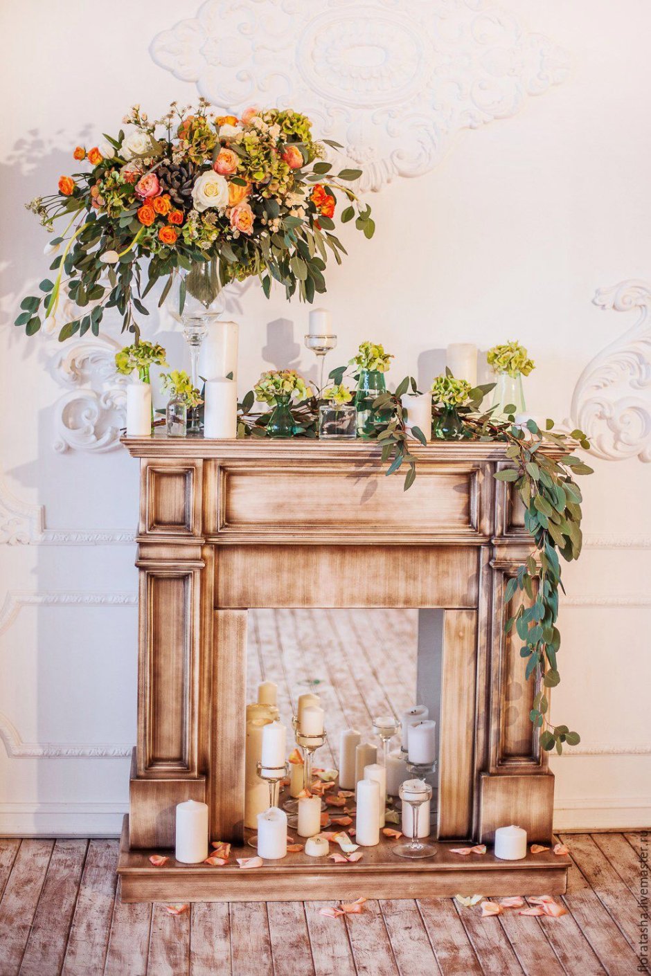 Композиции из искусственных цветов на камин