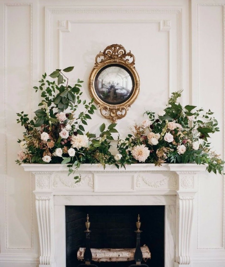 Камин украшен цветами