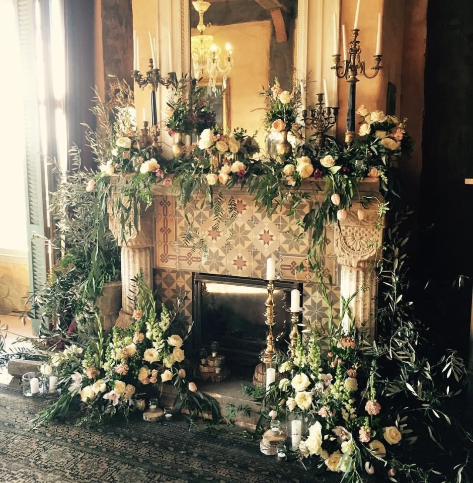 Цветочные композиции на камин