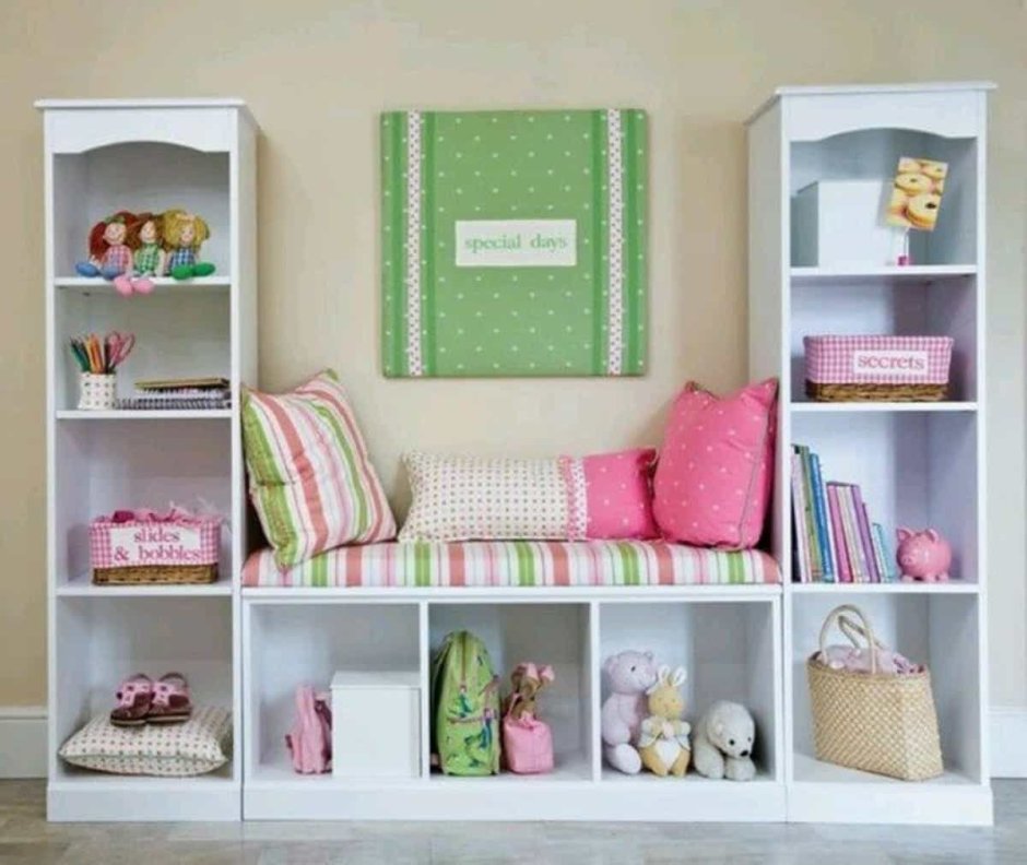 Стеллаж для девочки в комнату