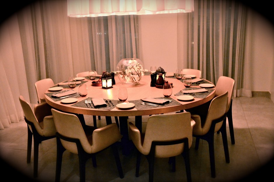 Круглый стол для ресторана