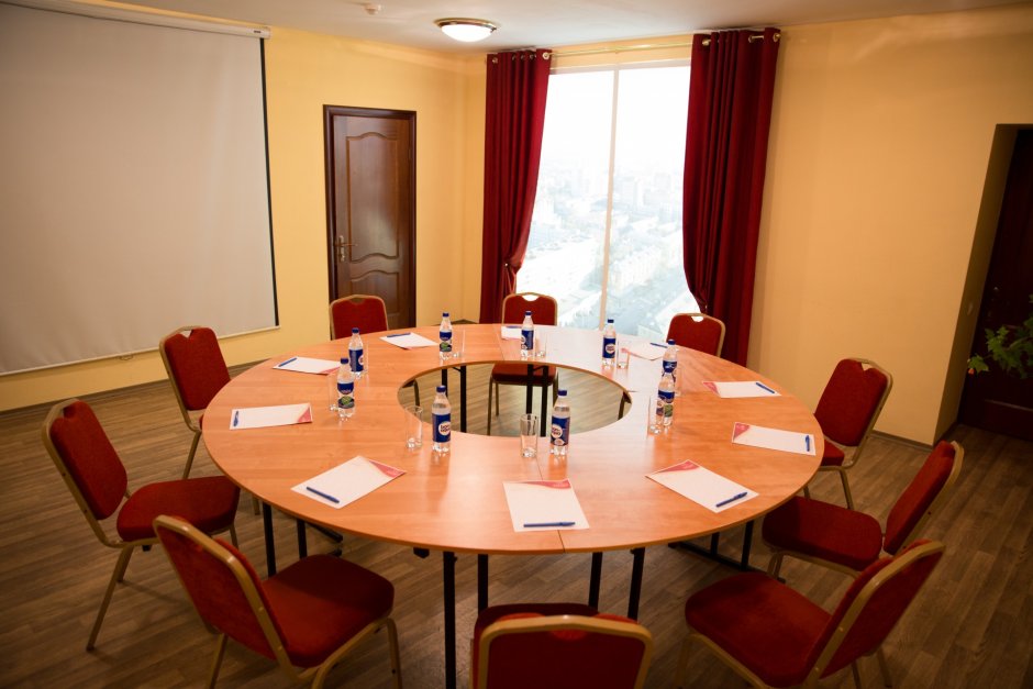 Столик в кафе