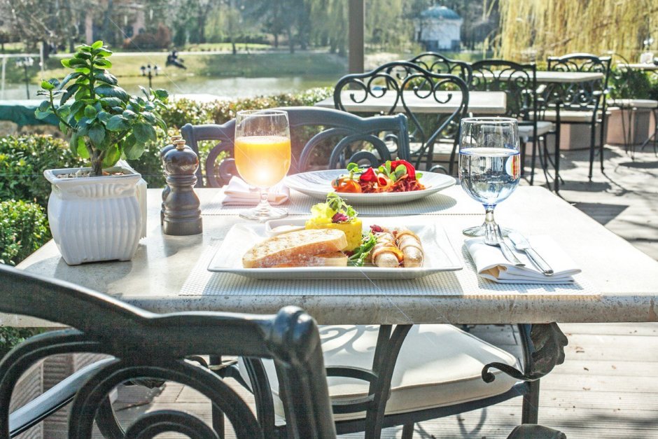 Красивый столик в кафе