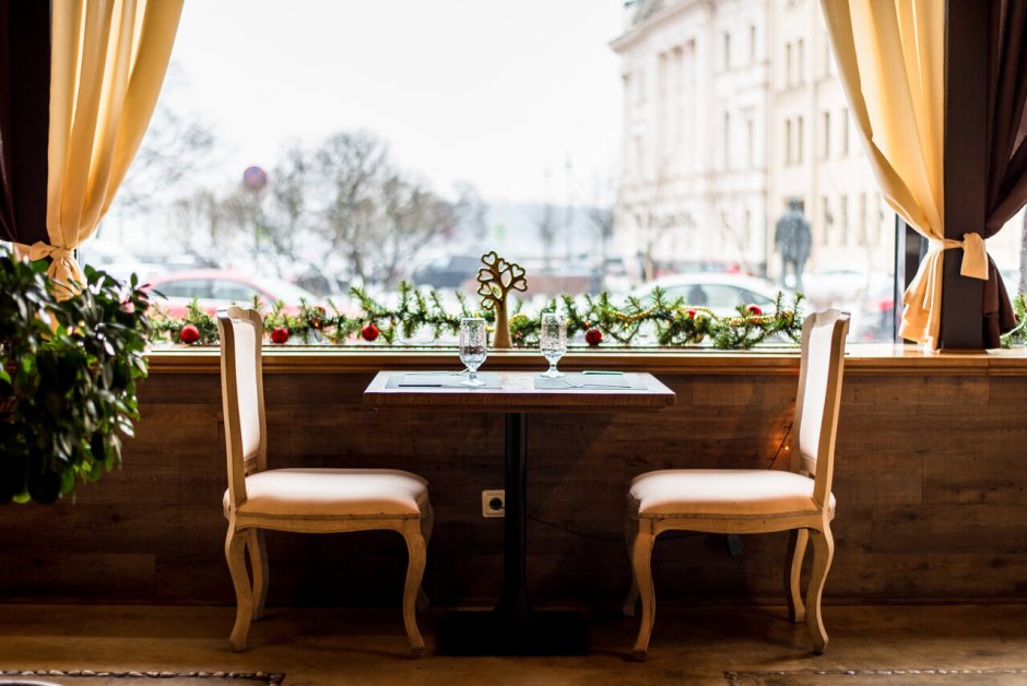 Круглые столы в интерьере кафе