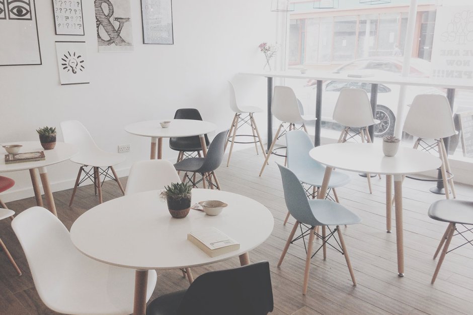 Столик в парижском кафе