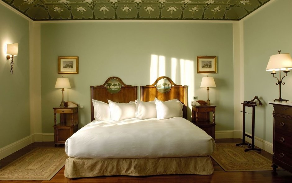 Оливковый цвет в интерьере спальни в классическом стиле