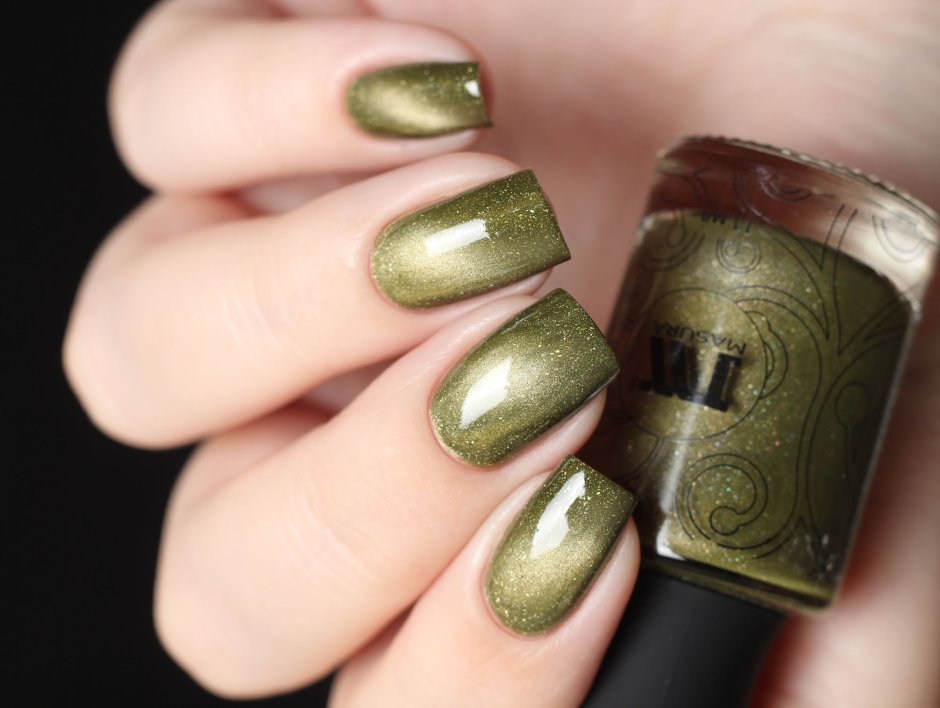 Оливковый маникюр с золотом