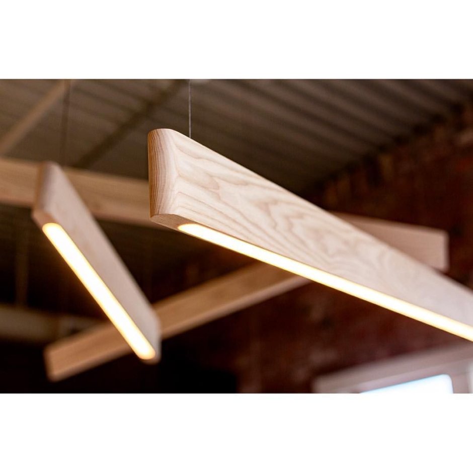 Длинный деревянный светильник