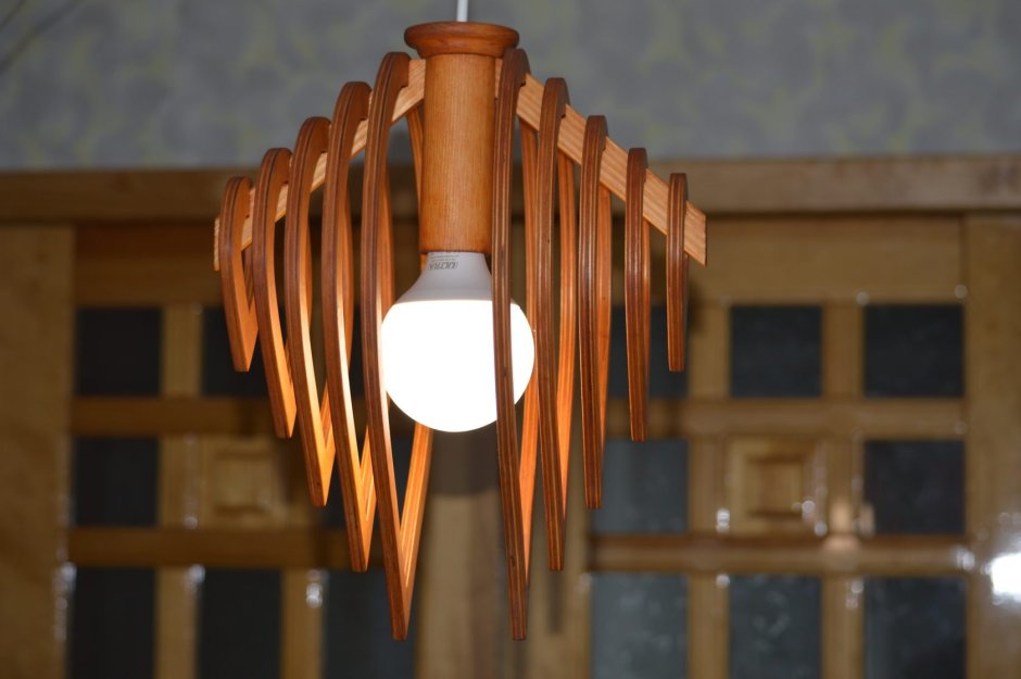 Люстра из деревянных реек