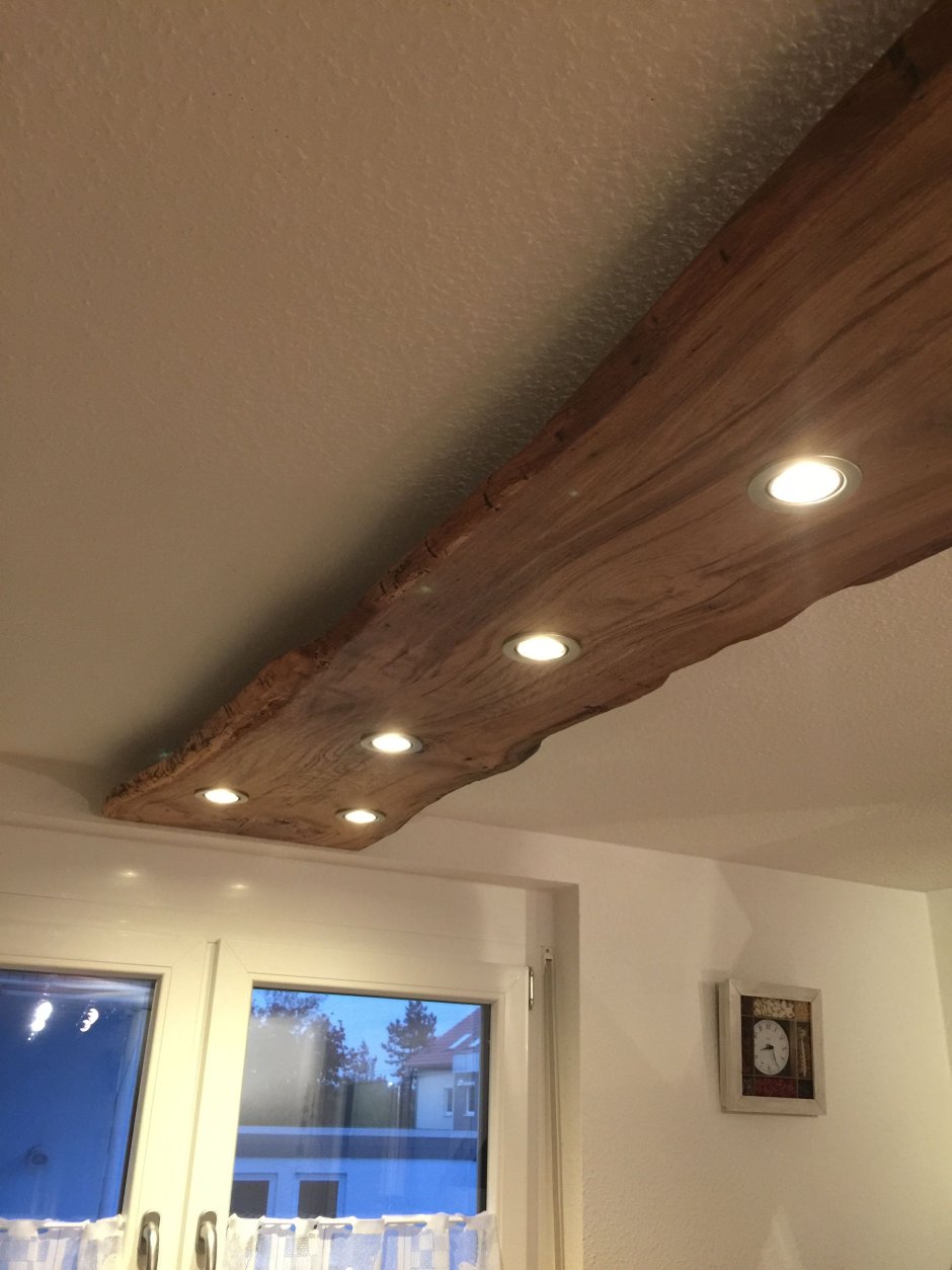 Светильник из доски на потолке
