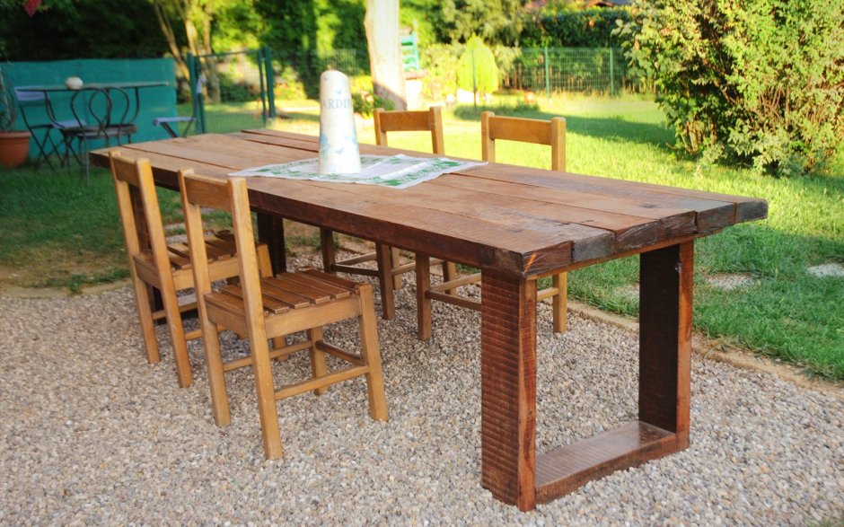 Треугольный стол в беседку