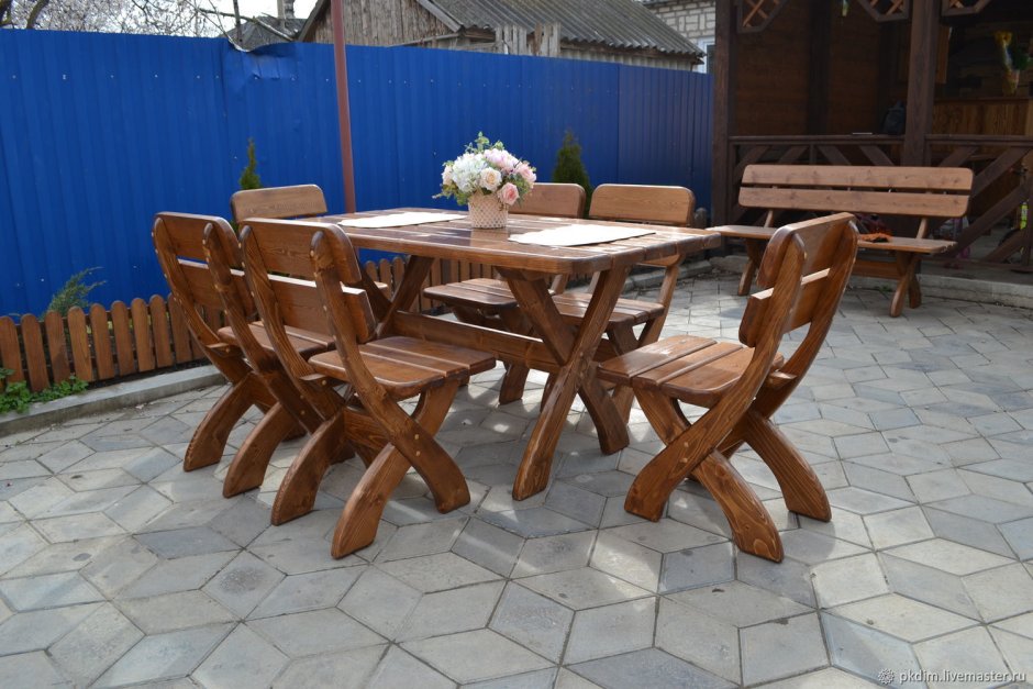 Деревянный стол в беседку