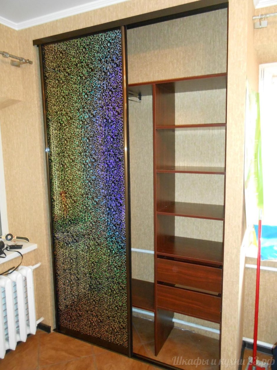 Зонирование комнаты невысоким стеллажом